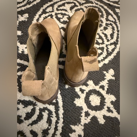 Tan boots - Picture 4 of 7